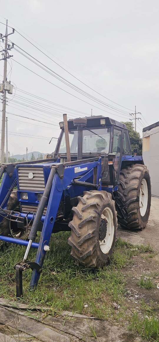 뉴홀랜드 트랙터 110-90DT (140마력) 앞좌측면