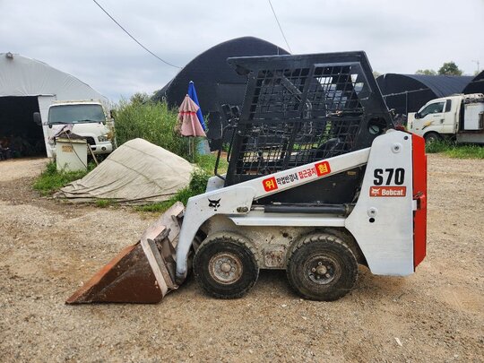 BOBCAT 스키드로더 S70 앞좌측면