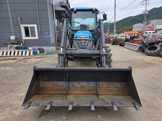 LS Tractor XU6168 (68.9hp) 앞좌측면