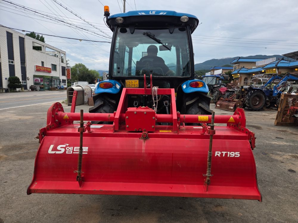 LS Tractor XU6168 (68.9hp) 뒤우측면
