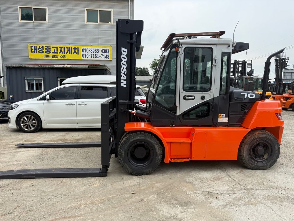 두산 지게차 D70S-7T4 (7.0톤) 뒤우측면