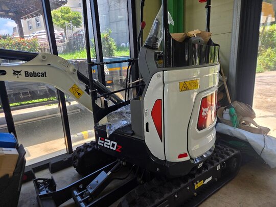  굴삭기 bobcat 미니 E20 (2.0톤) 앞좌측면