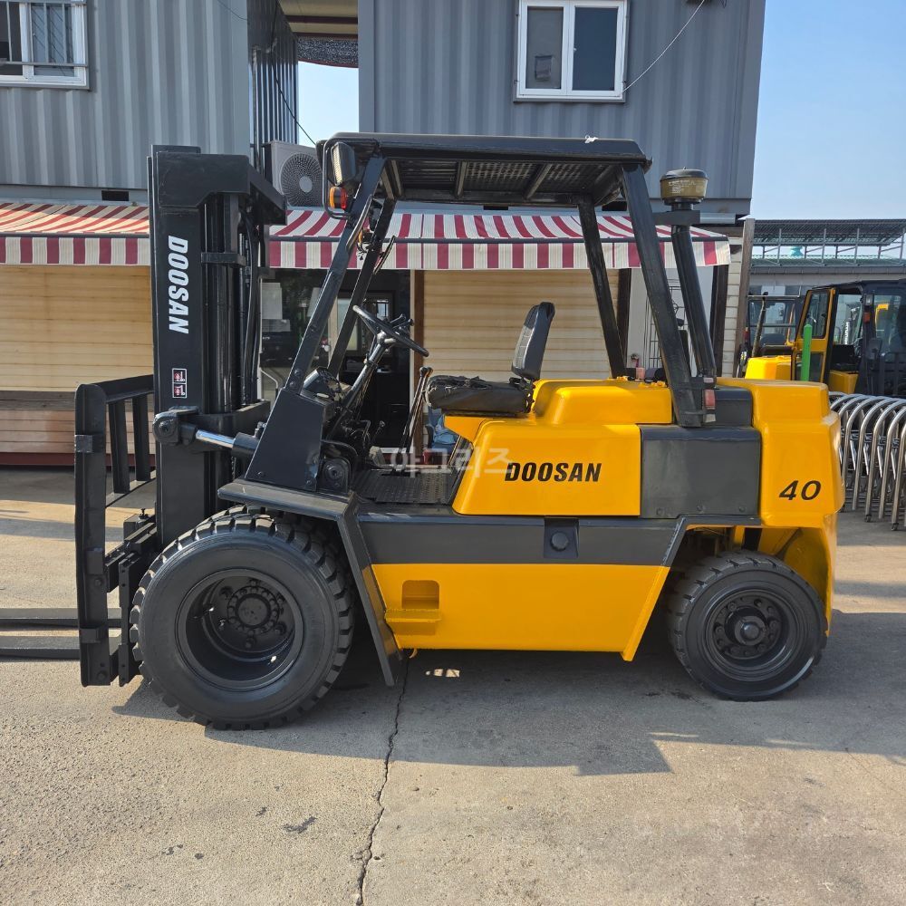 두산 지게차 FD40M 사이드쉬프트 (4톤) 뒤우측면