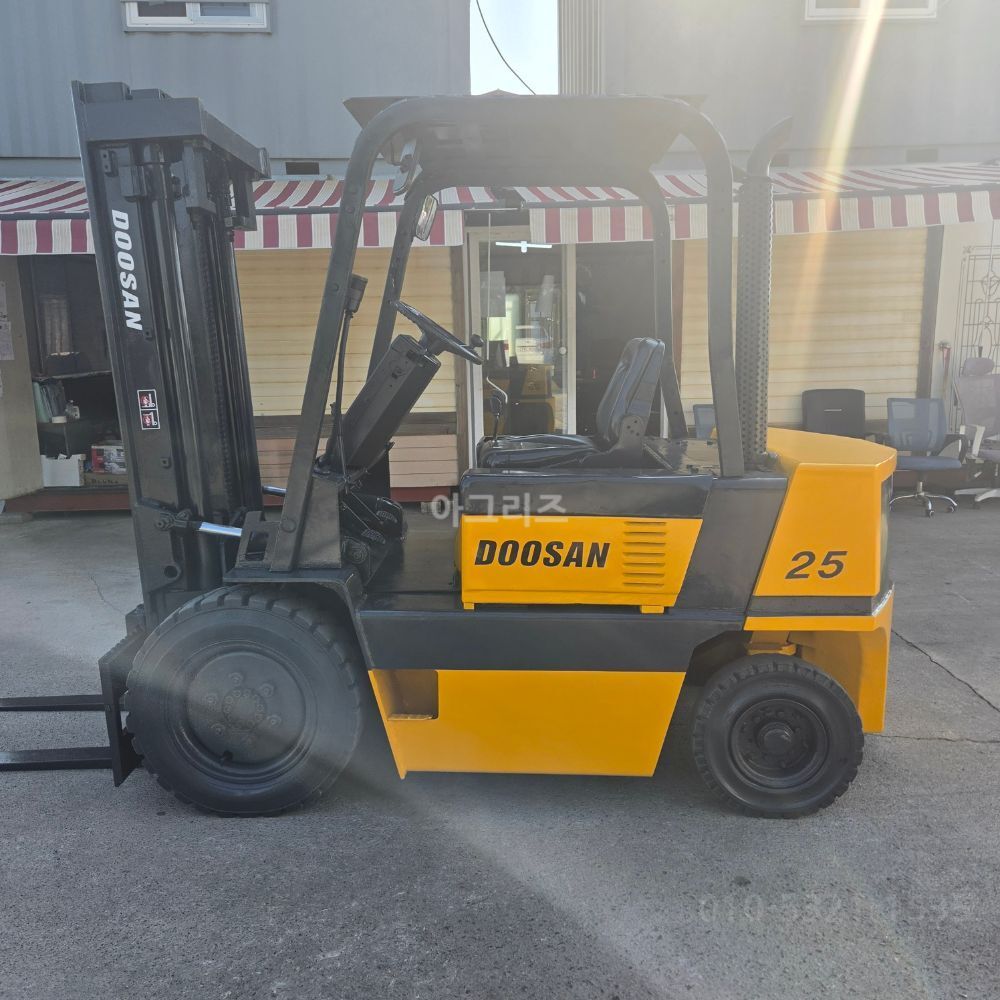 Doosan Forklift LD25S (2.5톤) 뒤우측면