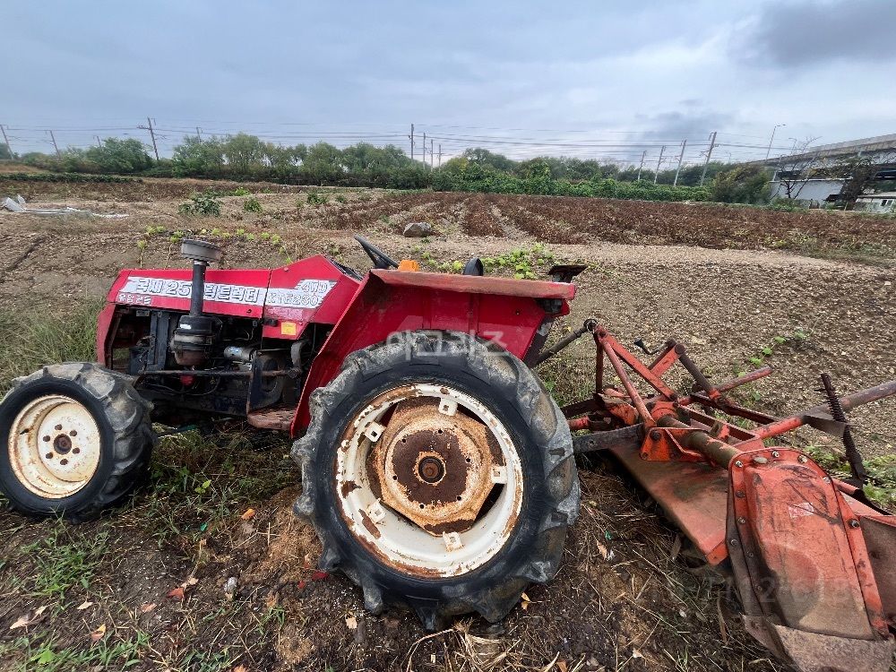 Kukje Tractor 동양 금성 (30hp) 뒤우측면