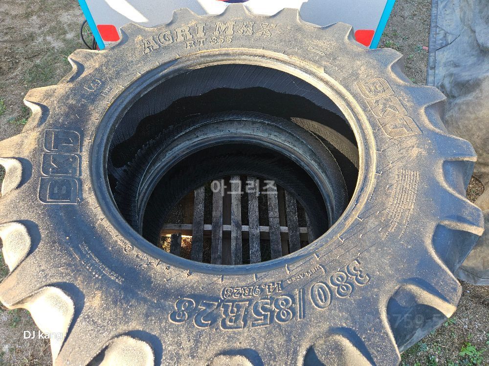 BKT 380 85R28 AgriMax RT855 뒤우측면