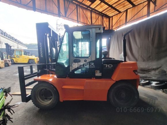 두산 지게차 D70SE-7 (7톤) 뒤우측면
