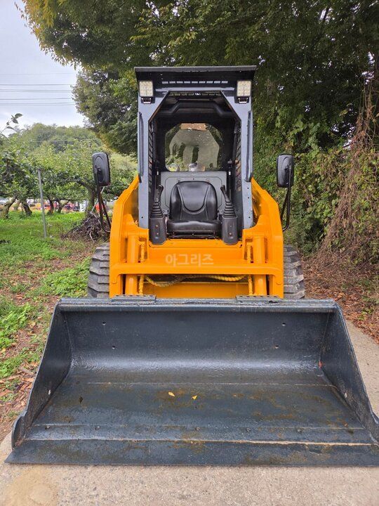 Hyundai Skid steer loader 67  앞좌측면