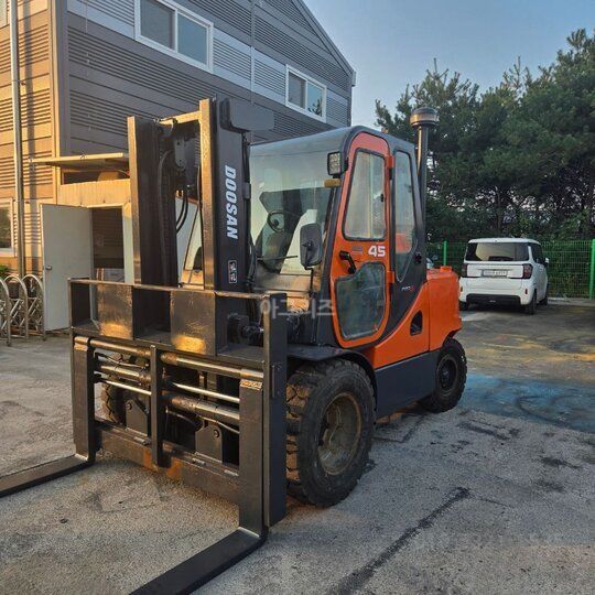 Doosan Forklift D45S-5 자동발 (4.5톤) 앞좌측면