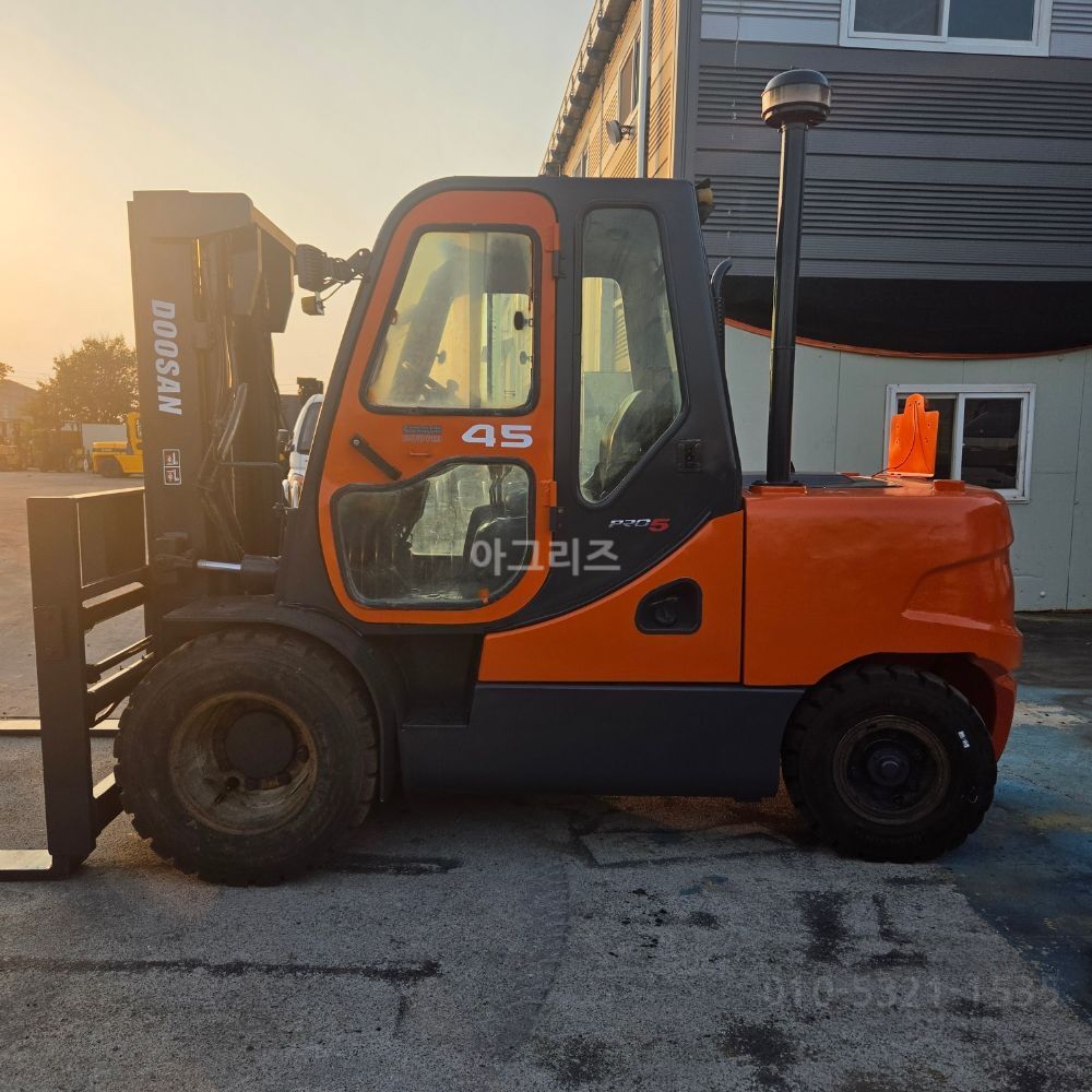 Doosan Forklift D45S-5 자동발 (4.5톤) 뒤우측면