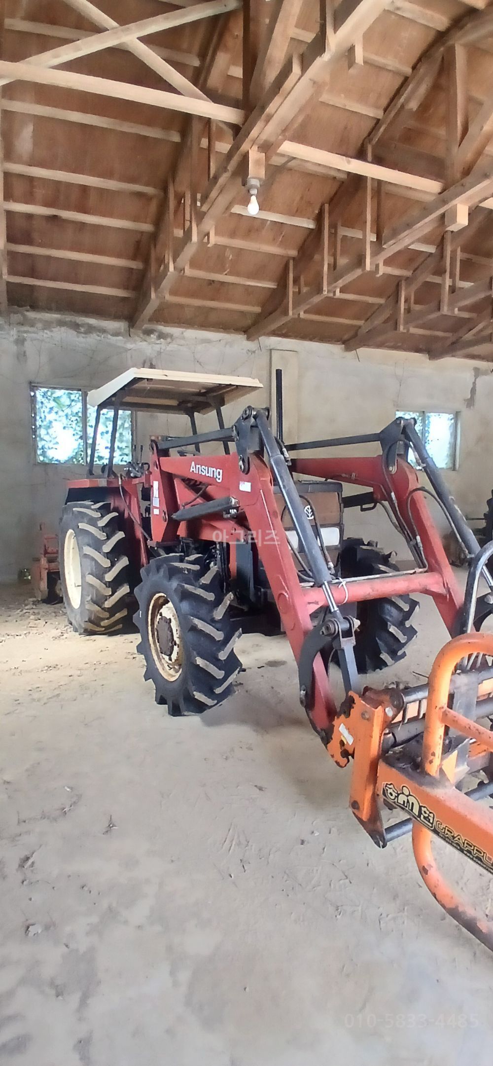 LS Tractor 55-66DW (55hp) 뒤우측면