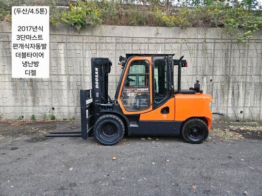Doosan Forklift 중고 디젤 4.5톤 3단 (캐빈, 냉/난방, 편개식 자동발, 더블타이어) 앞좌측면