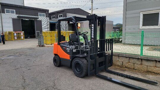 두산 지게차 D33S-5 (3.3톤) 앞좌측면