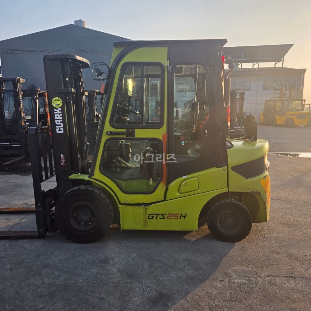  Forklift GTS25H (2.5톤) 뒤우측면