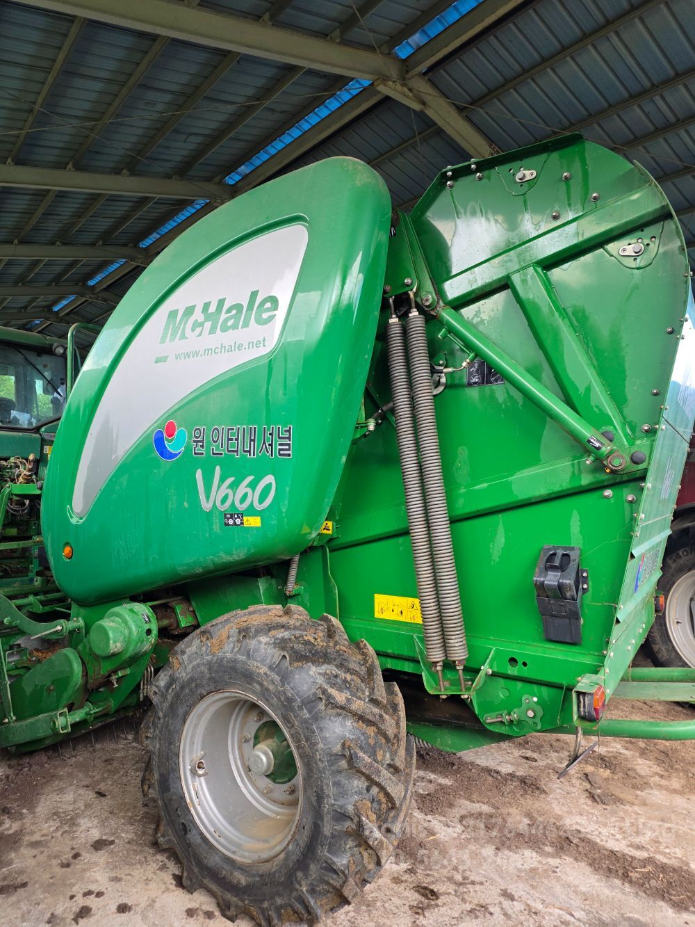 맥헤일 원형베일러 V660 뒤우측면