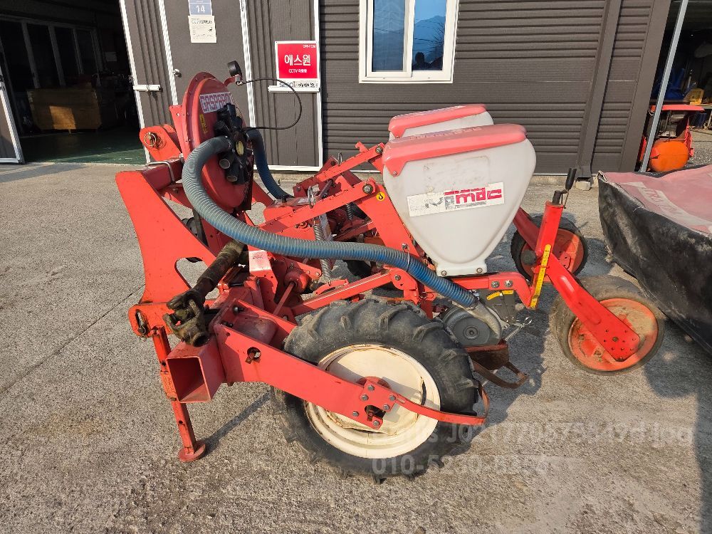 라이브맥 옥수수파종기 SP540-2조 뒤우측면