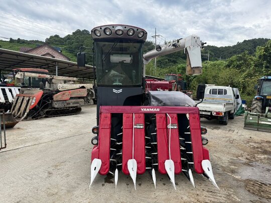 얀마 콤바인 YH6115 (6조식) 앞좌측면