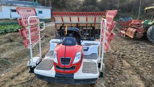 국제 이앙기 RGO-60 (6조식) 앞좌측면