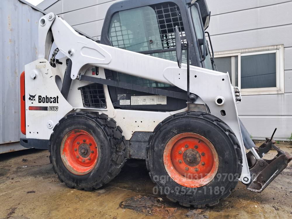 바브캣 스키드로더 BOBCAT 590 앞좌측면