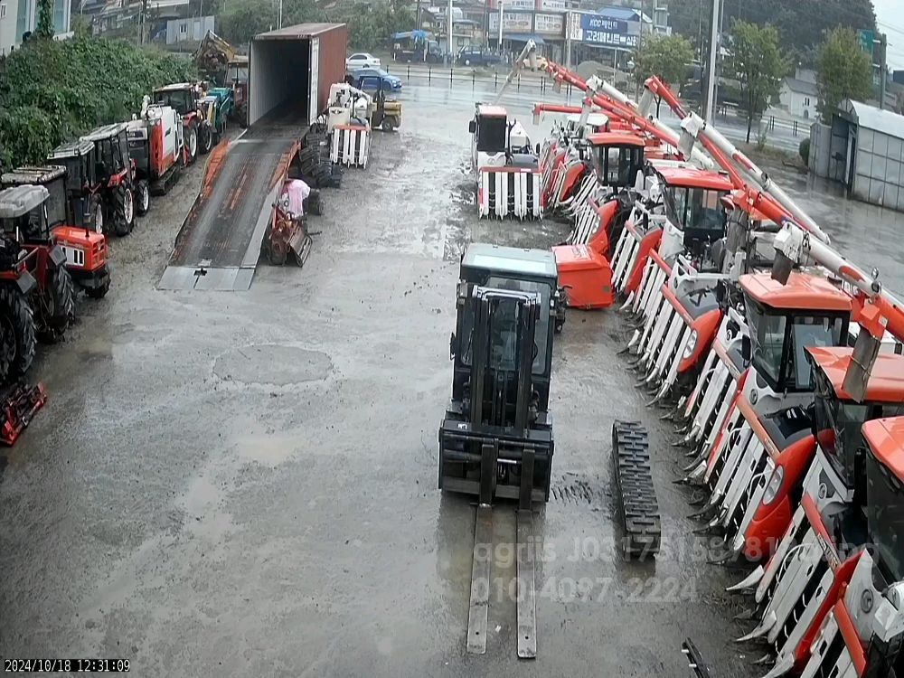 콤바인 ~트랙터 매입합니다. 콤바인 (5조식) 뒤우측면