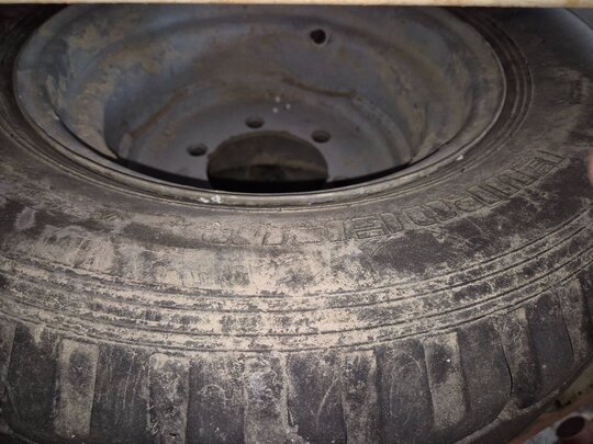  원형베일러 대형 타이어 및 휠 앞좌측면