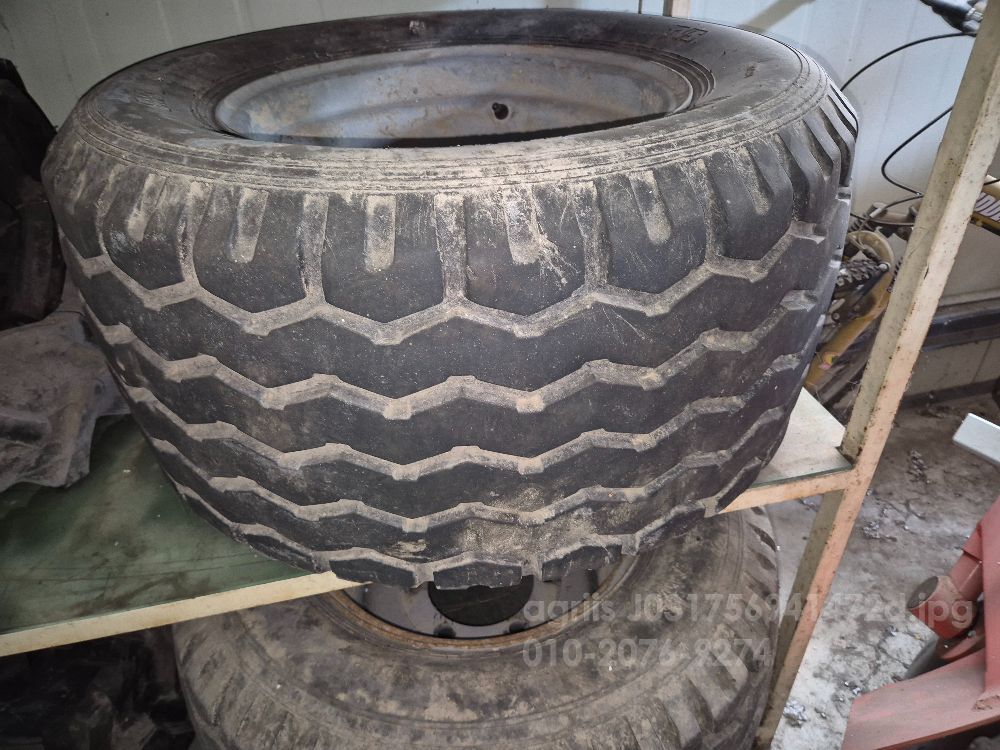  원형베일러 대형 타이어 및 휠 뒤우측면