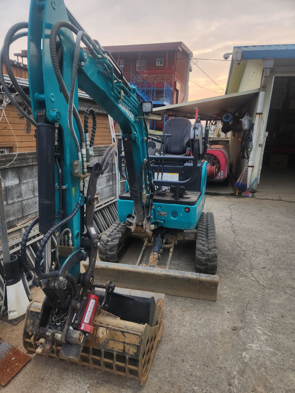  Excavator (2톤톤)  앞좌측면