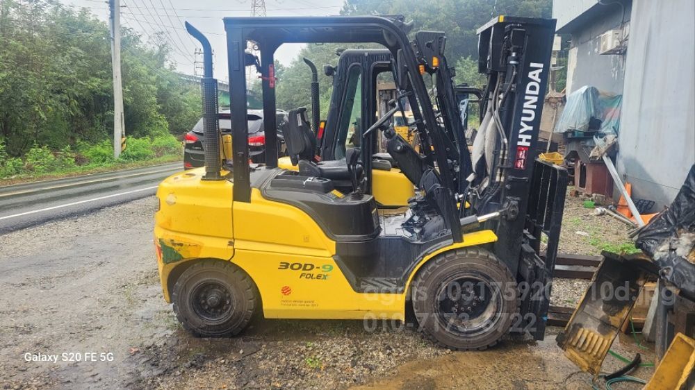 현대중공업 지게차 D30-9 (3톤) 뒤우측면