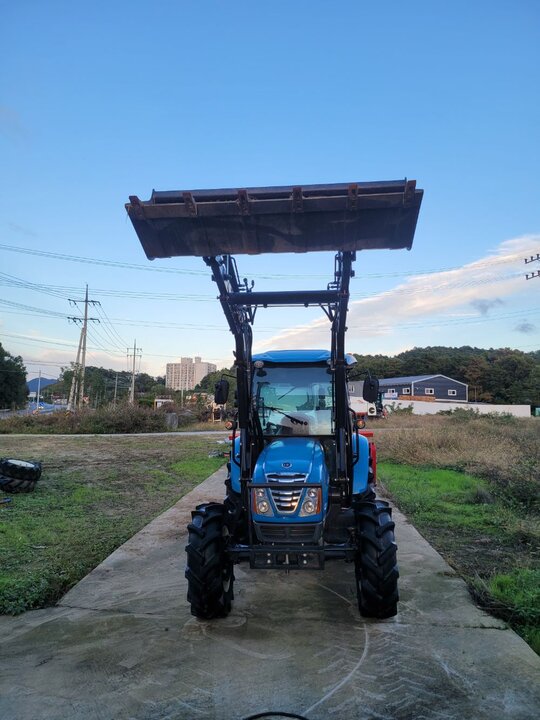LS Tractor XU6158 (58.8hp) 앞좌측면