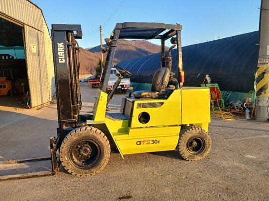 클라크 3톤 지게차 GTS30E (3.0톤) 앞좌측면