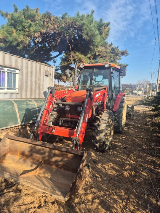 국제 트랙터 8205 (82마력) 앞좌측면