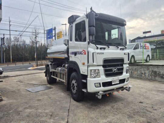 현대뉴파워트럭 8000리터살수차 살수차 앞좌측면