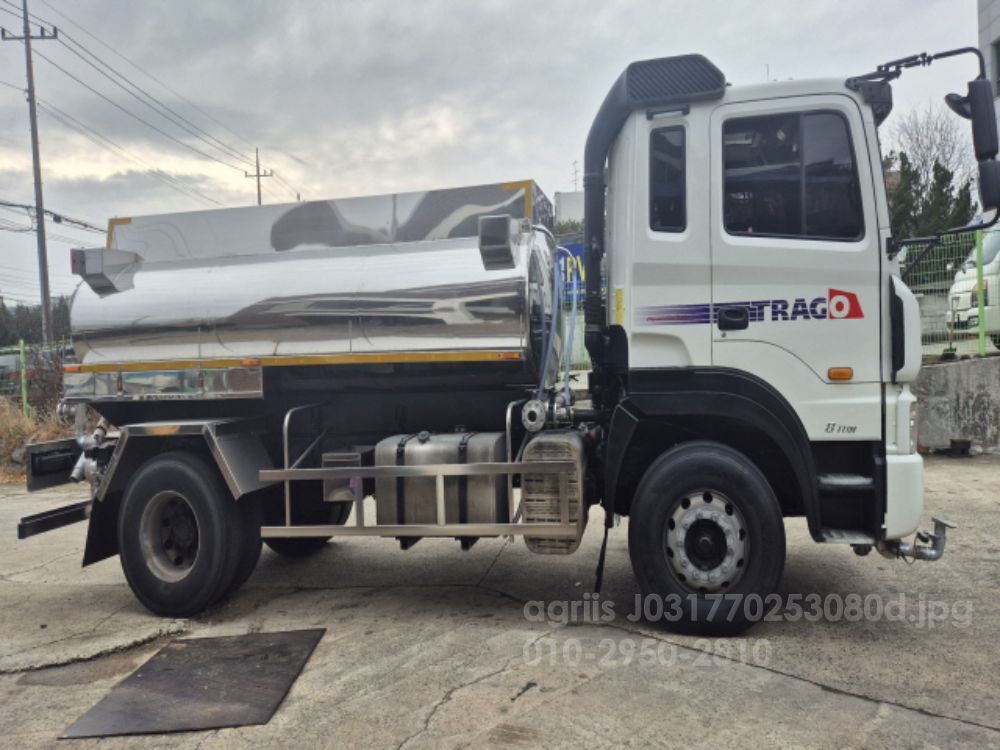 현대뉴파워트럭 8000리터살수차 살수차 뒤우측면