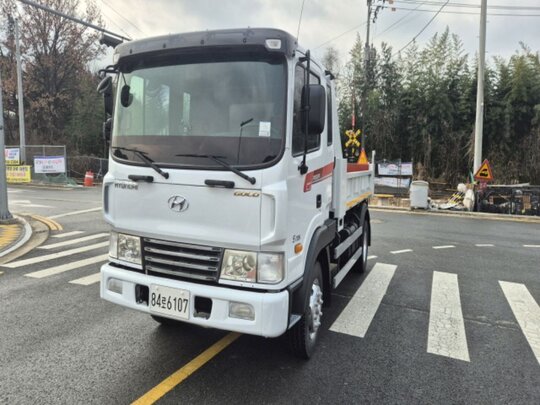 메가트럭 덤프트럭 덤프 앞좌측면