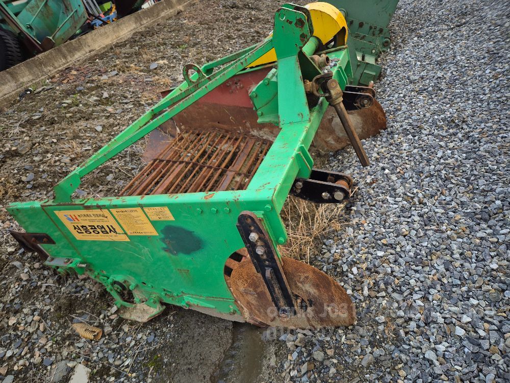 신흥공업 수확기 감자 양파 1400 뒤우측면