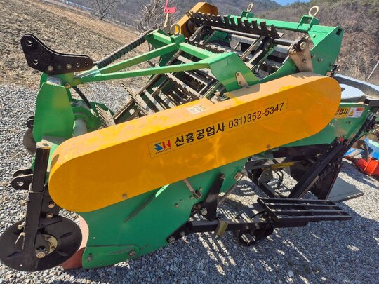 신흥공업 수확기 승강식 감자 양파 앞좌측면
