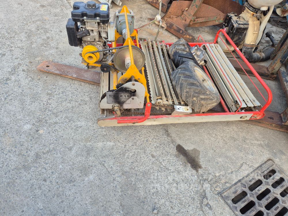  파종기 묘삼엔진식  뒤우측면