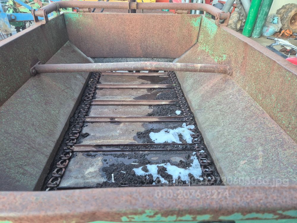 태광 퇴비살포기 로터리 방식2000 뒤우측면