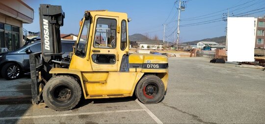두산대우 7톤 지게차 D70S (7.0톤) 앞좌측면