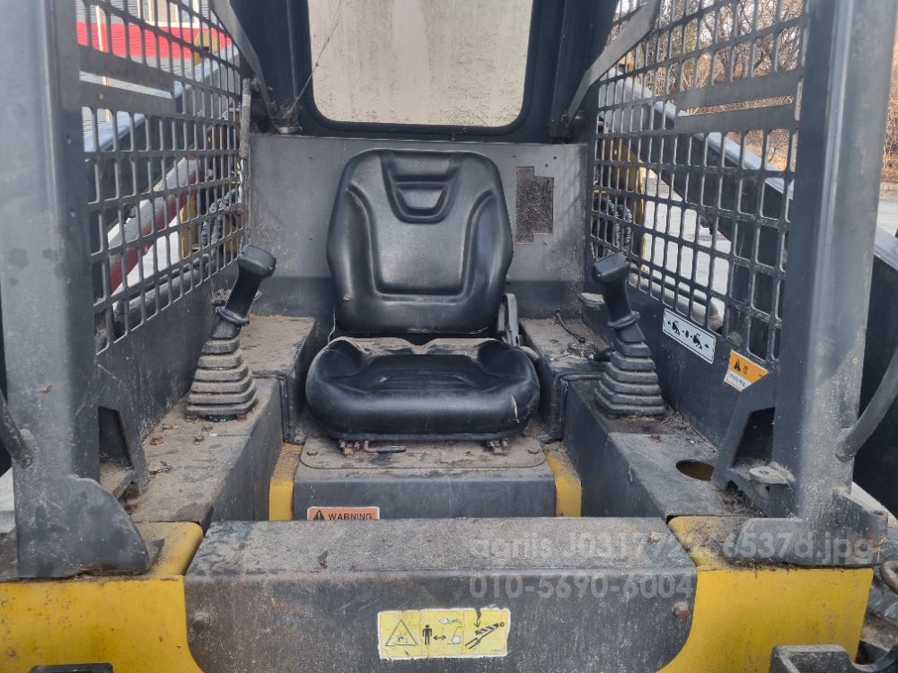 토마스 스키드로더 155 뒤우측면