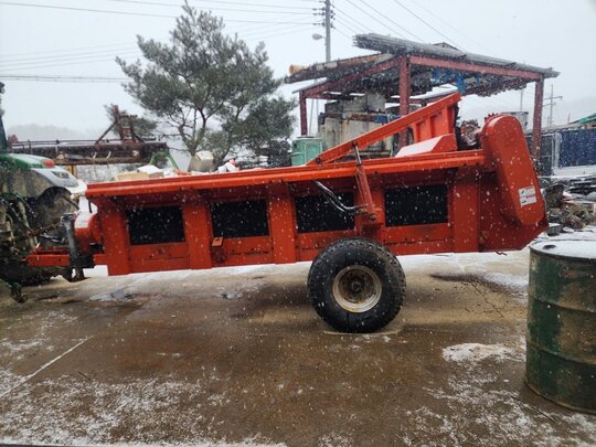 태성 퇴비살포기 퇴비살포기 앞좌측면
