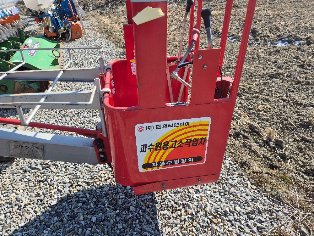 한성 고소작업차 농업용엔진식 뒤우측면
