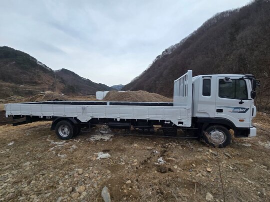  5톤카고 현대 메가트럭 골드  앞좌측면