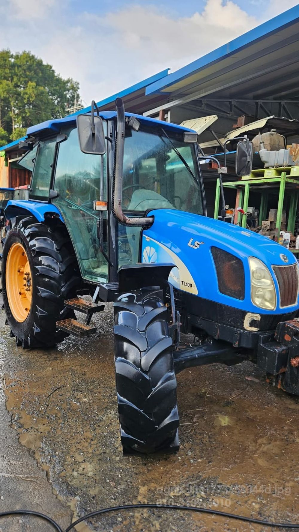 뉴홀랜드 트랙터 TL100 (95마력) 뒤우측면