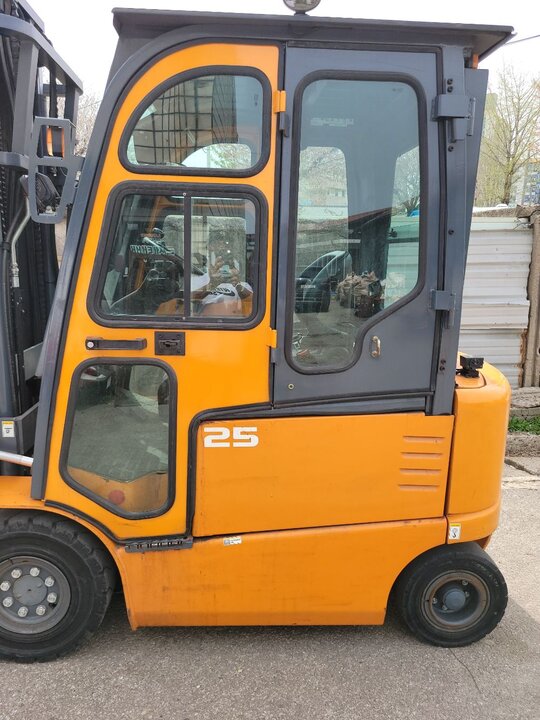  Forklift SBF-25A (2.5톤) 앞좌측면