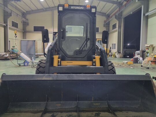 Hyundai Skid steer loader 390  앞좌측면