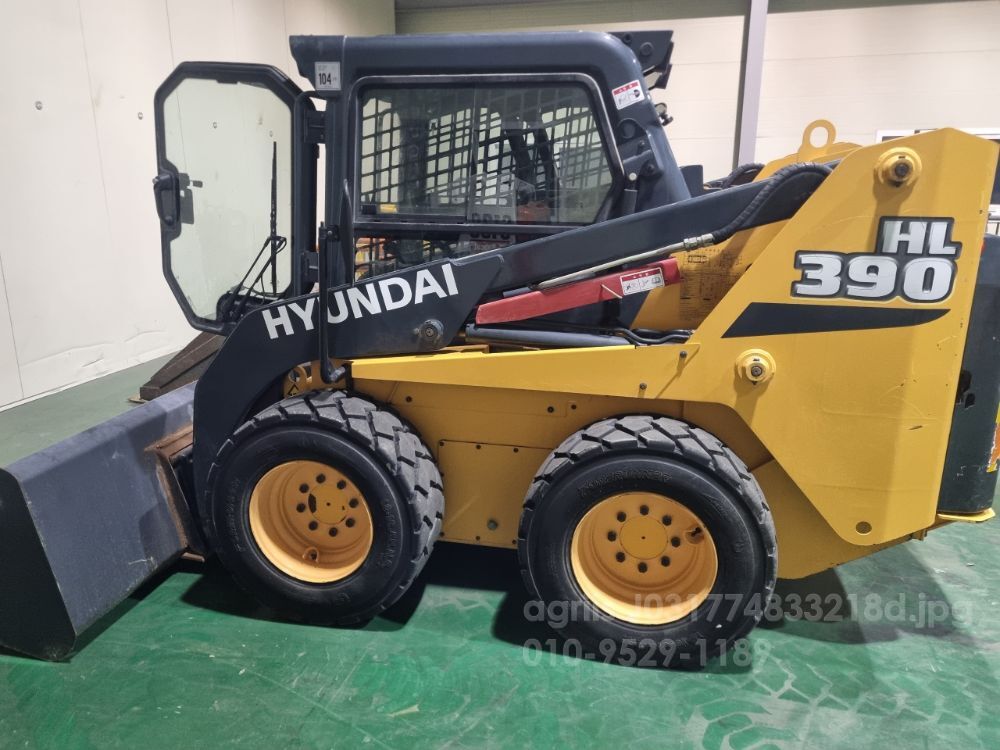 Hyundai Skid steer loader 390  뒤우측면