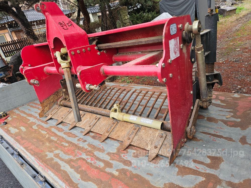  땅속작물수확기 HD-D1600G  뒤우측면