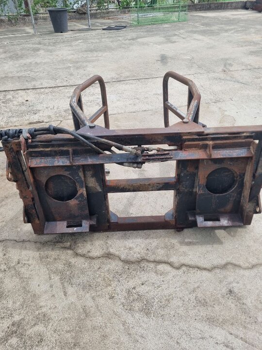  Skid steer loader 스키로더 집게 지게발  앞좌측면