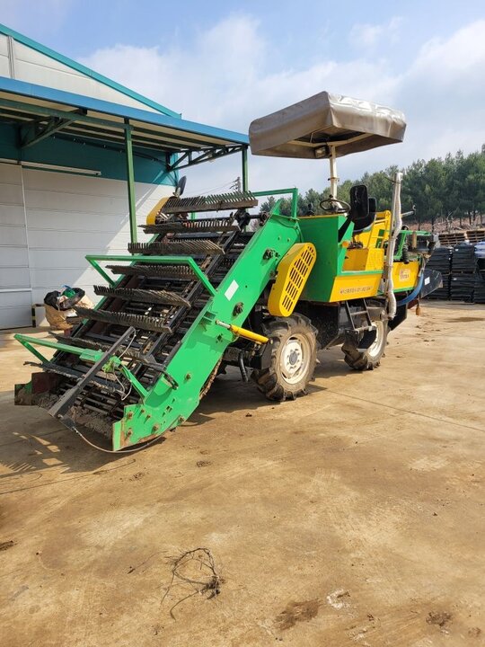 신흥공업사 자주식 수집형 감자 수확기 자주식 수집형 감자 수확기 앞좌측면